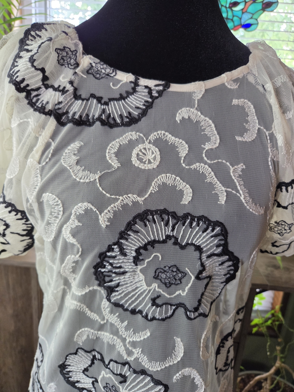 Laundry By Shelli Segal Cream Lace Top with Black Floral Embroidery Puff Sleeves - Picture 3 of 9